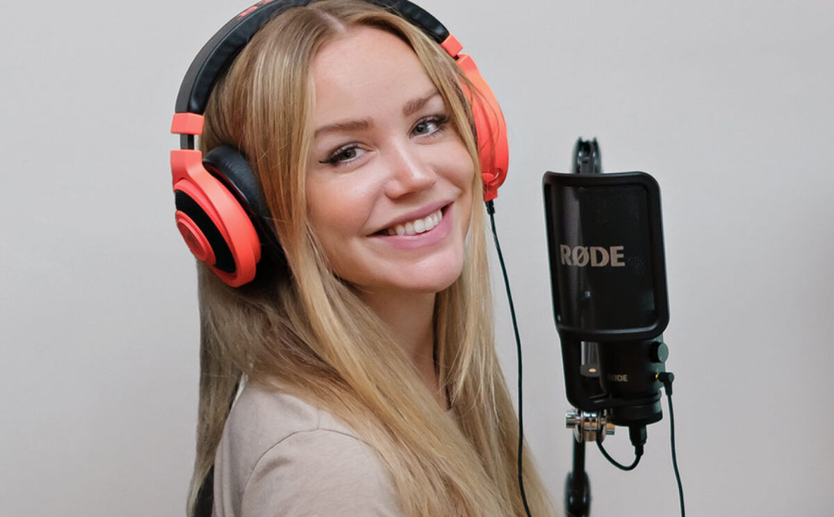 En bild på Anna Leijon med hörlurar och mikrofon